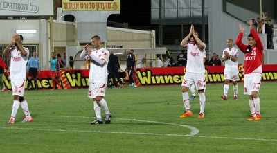 שחקני הפועל חוגגים (חגי ניזרי) שחקני הפועל חוגגים (חגי ניזרי)