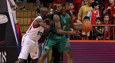 רונלד דופרי שומר על דונטה סמית´ (חגי ניזרי)