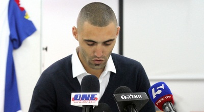 עומר גולן מודיע על פרישתו ממשחק פעיל. מבין את השחקנים (רדאד ג´בארה) עומר גולן מודיע על פרישתו ממשחק פעיל. מבין את השחקנים (רדאד ג´בארה)