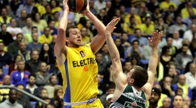 אינגלס עם הכדור באוויר (יניב גונן) אינגלס עם הכדור באוויר (יניב גונן)