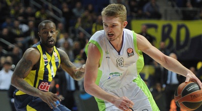 דומנטאס סאבוניס חודר, בו מקאלב משגיח (GettyImages)