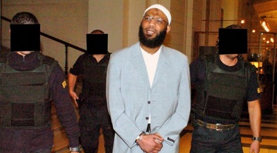 מערכת המשפט בבלגיה לא ידעה כיצד להתמודד עימו. הטרוריסט מובל באזיקים 