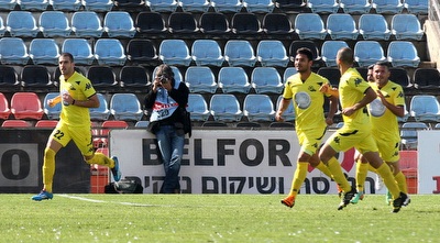 שחקני קריית גת חוגגים את השער של גרמזנו (רדאד ג´בארה)