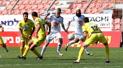 רוסלן ברסקי מנסה לפרוץ את ההגנה (רדאד ג´בארה)