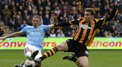 מרטין דמיצ&acute;ליס וניקיצה ילאביץ&acute; גולשים לכדור (רויטרס)