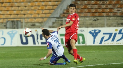 זנלי גולש על סרדל (עמית מצפה) זנלי גולש על סרדל (עמית מצפה)