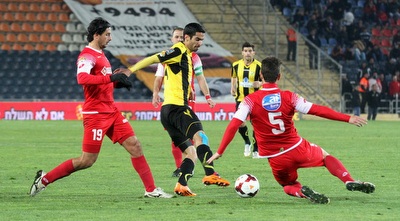 פאס ובן דיין מנסים לעצור את קריאף. קשר בית&qout;ר (רדאד ג&acute;בארה)