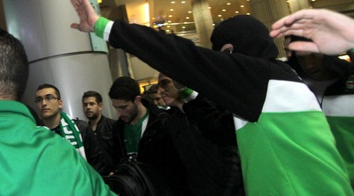 רובן ראיוס מוקף באוהדי חיפה (יניב גונן)