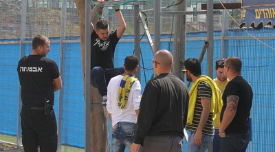 אוהדי מכבי ת&qout;א ואנשי אבטחה (רדאד ג´בארה)