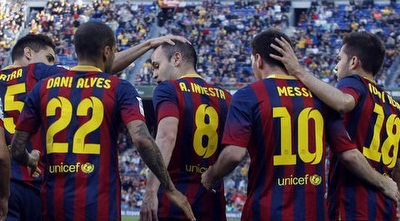 שחקני בארסה בהצגה מול אוסאסונה (צילום מסך)