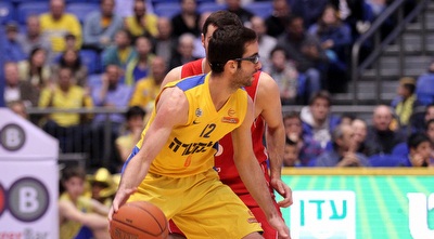 יוגב אוחיון מוביל כדור (רדאד ג´בארה) יוגב אוחיון מוביל כדור (רדאד ג´בארה)