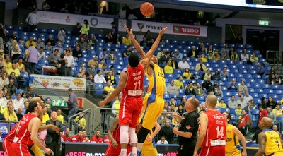 אוונס מול טיוס (משה חרמון) אוונס מול טיוס (משה חרמון)