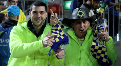 אוהדי מכבי ת&qout;א באווירה פורימית (יניב גונן)