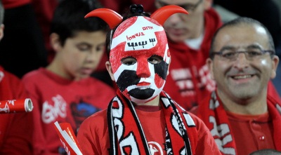 אוהדי הפועל ת&qout;א באווירה פורימית (יניב גונן)