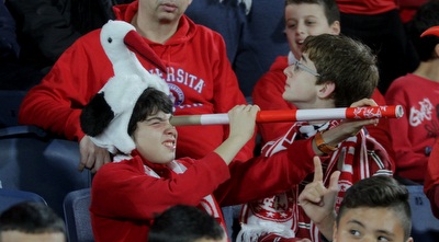 אוהדי הפועל ת&qout;א באווירה פורימית (יניב גונן)