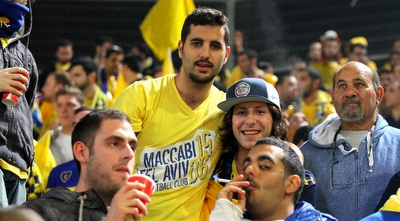 אוהדי מכבי ת&qout;א ביציע (שי לוי)