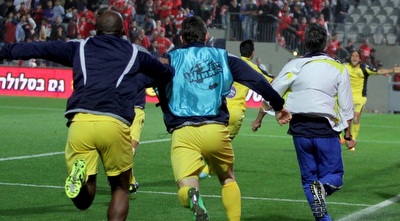 גם שחקני הספסל ופאולו סוזה הצטרפו לחגיגה (יניב גונן) גם שחקני הספסל ופאולו סוזה הצטרפו לחגיגה (יניב גונן)