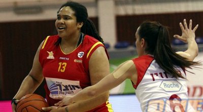 דניאל אדאמס מול לייני סלווין (עודד קרני, מנהלת ליגת ווינר נשים) (ONE) דניאל אדאמס מול לייני סלווין (עודד קרני, מנהלת ליגת ווינר נשים) (ONE)