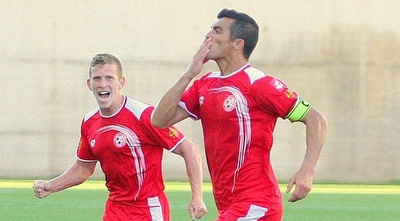 צ´קאנה שולח נשיקה לבנו (משה חרמון)