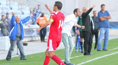 צ´קאנה שולח נשיקה לבנו (משה חרמון)