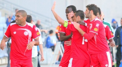 צ´קאנה חוגג עם חבריו (משה חרמון)