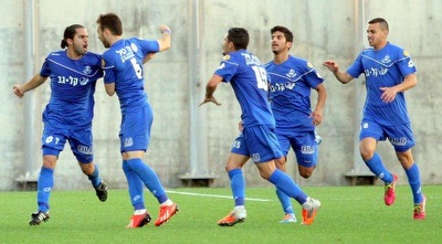 אסולין והפועל פ&qout;ת חוגגים. חוזרים לבמה המרכזית (משה חרמון)