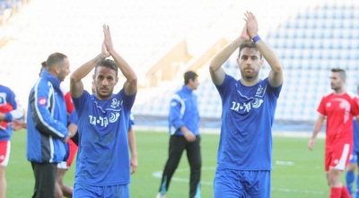 שחקני הפועל פ&qout;ת מודים לקהל (משה חרמון)