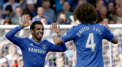 דוד לואיז חוגג עם מוחמד סלאח (רויטרס)