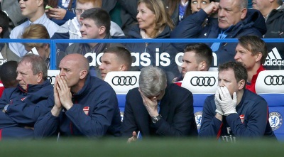 ארסן ונגר המום על הספסל (רויטרס)