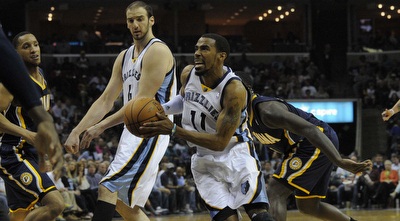 מייק קונלי חודר לסל (רויטרס)