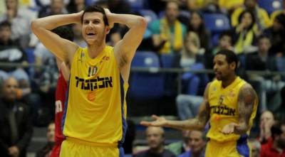 גיא פניני תופס את הראש (יניב גונן)