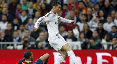 כריסטיאנו רונאלדו עובר את דני אלבס (רויטרס) כריסטיאנו רונאלדו עובר את דני אלבס (רויטרס)