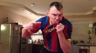 שאראס חוגג בסגנון מסי (ONE) שאראס חוגג בסגנון מסי (ONE)