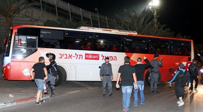 מאבטחים שומרים על האוטובוס של הפועל ת&qout;א (שי לוי)