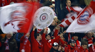 אוהדי באיירן חוגגים (רויטרס)