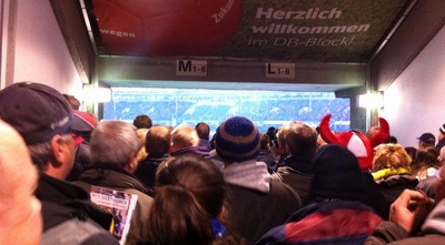 רגע לפני הכניסה ליציע (ONE)