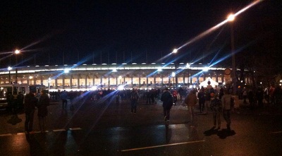 האצטדיון מבחוץ (ONE)