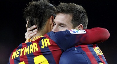 ניימאר זוכה לחיבוק ממסי (רויטרס)