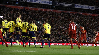 ג´רארד לוקח את הבעיטה החופשית (ONE)