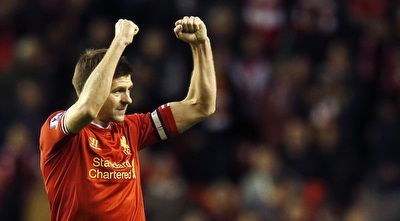 סטיבן ג´רארד מודה לאוהדים בסיום המשחק (רויטרס)