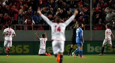 שחקני סביליה חוגגים על חשבון ריאל (רויטרס)