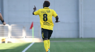 לארי קאיודה חוגג את השער (רדאד ג´בארה)