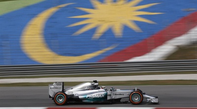 לואיס המילטון על רקע דגל מלזיה (רויטרס)