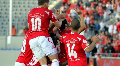 שחקני הפועל ת&qout;א עם זגורי (יניב גונן)