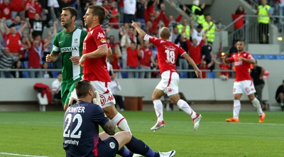 אבוטבול חוגג, אדרי יושב על הדשא (יניב גונן)