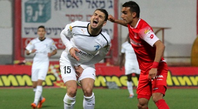 וובה בראון תפס את אשכיו בכאב (רדאד ג´בארה)