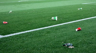 כוסות על הדשא. זה מה שאוהדי מכבי חיפה חושבים על השחקנים שלהם (יניב גונן) כוסות על הדשא. זה מה שאוהדי מכבי חיפה חושבים על השחקנים שלהם (יניב גונן)