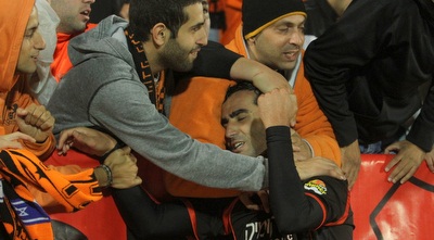 אוהדי בני יהודה שמחים בסיום (עמית מצפה)