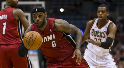 לברון ג´יימס חודר לסל (רויטרס)