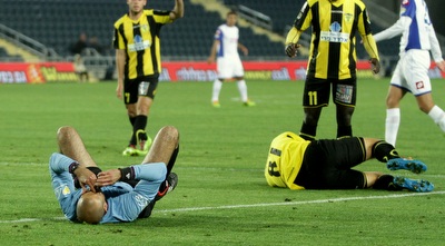 דניאל בר נתן ודושאן מטוביץ´ על הקרקע (יניב גונן)